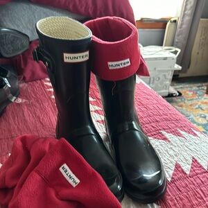 Hunter Original Gloss Short boots w/ red fleece socks. Only warn 2x.